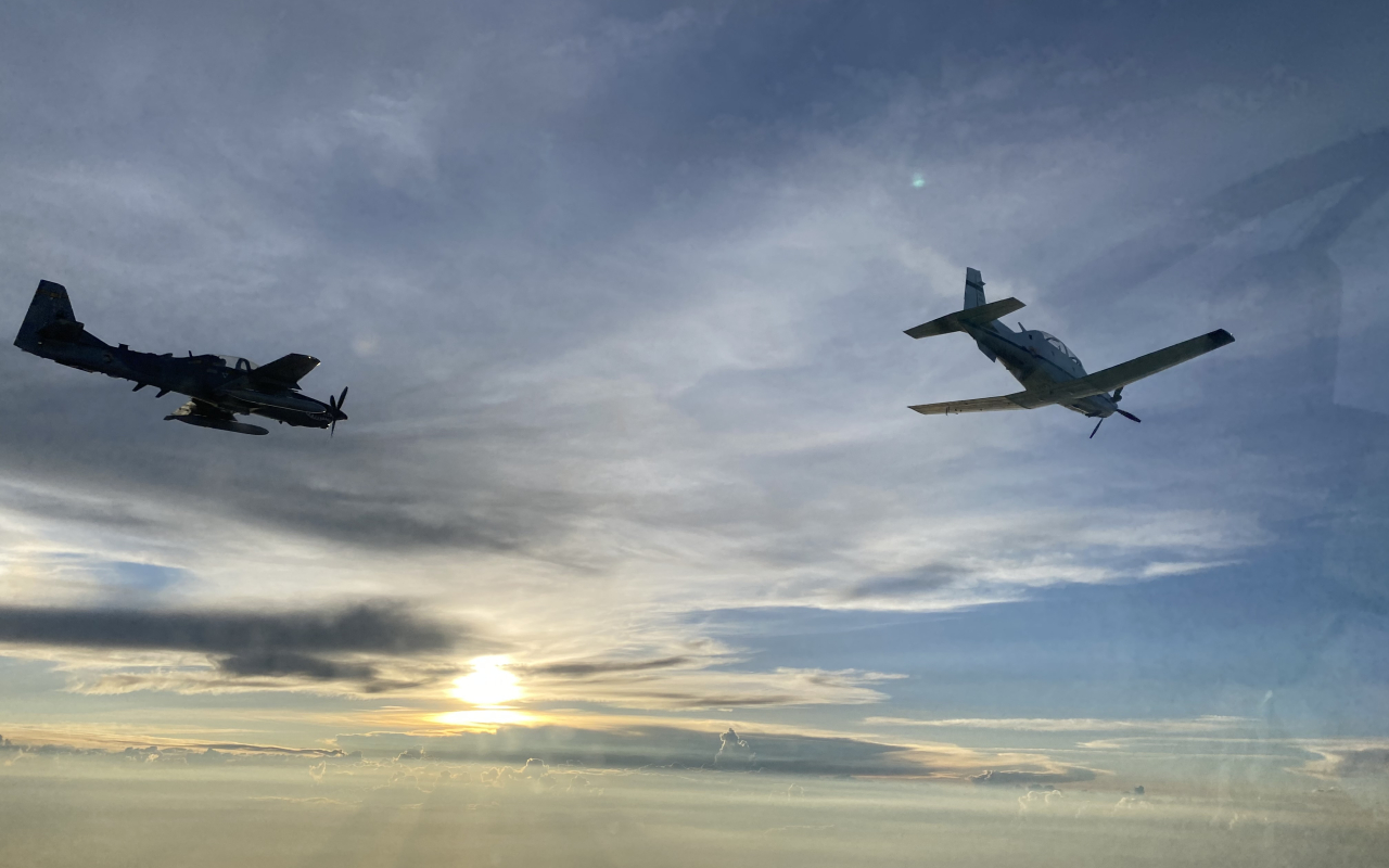 Aeronaves T-6 y A-29 en revista aérea conmemoración 102 años FAC