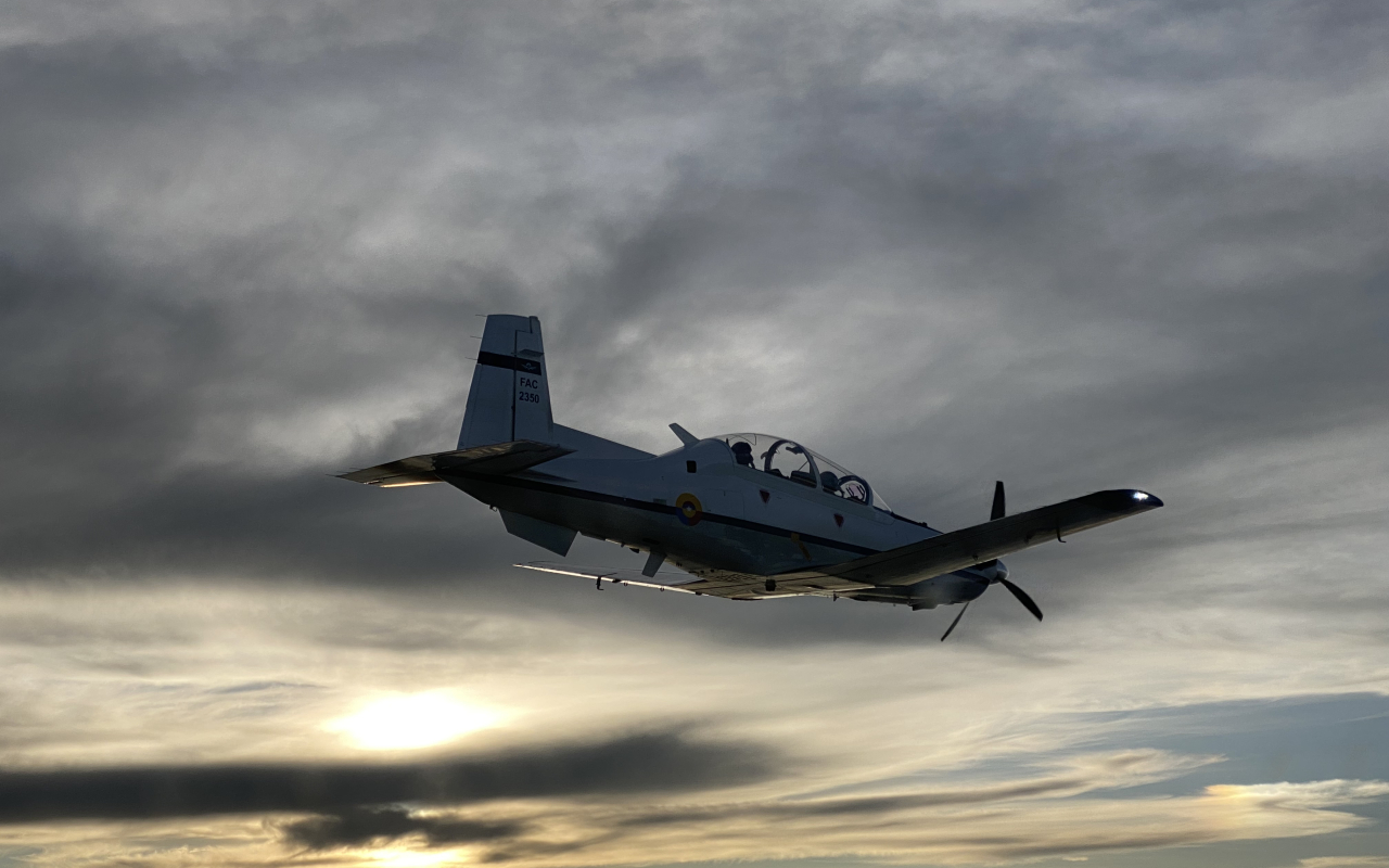 Aeronaves T-6 y A-29 en revista aérea conmemoración 102 años FAC