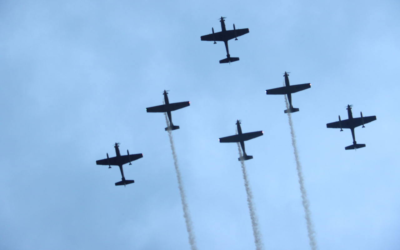 Aeronaves T-6 y A-29 en revista aérea conmemoración 102 años FAC