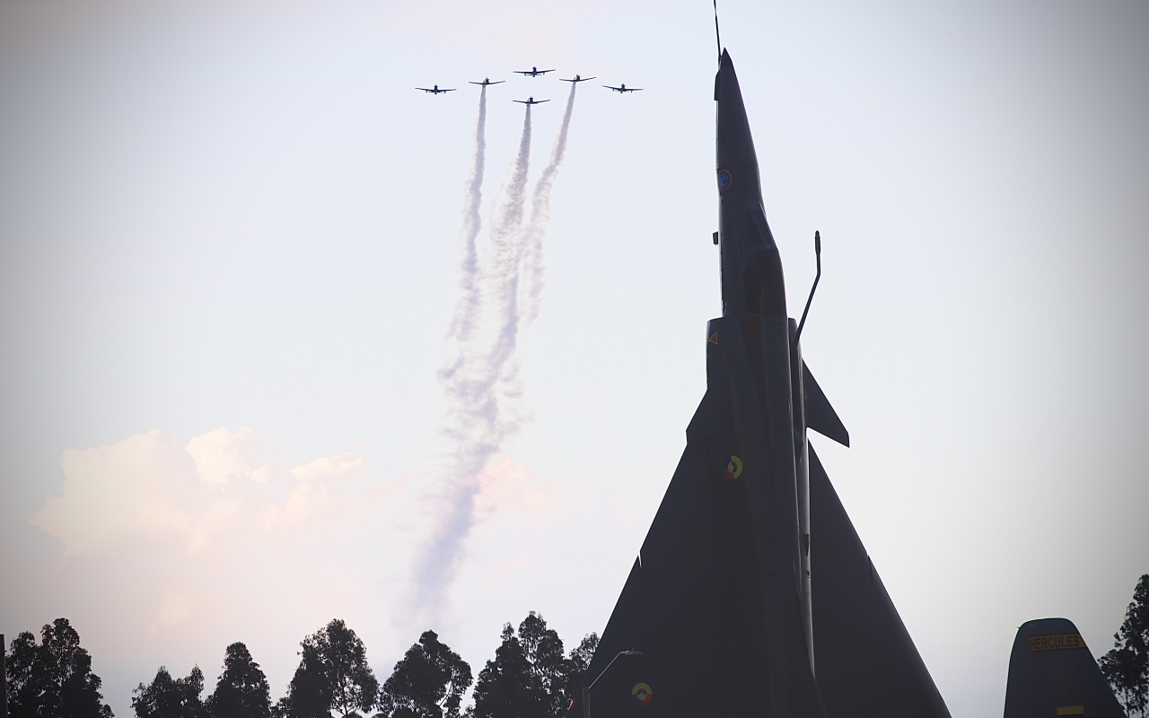 Aeronaves T-6 y A-29 en revista aérea conmemoración 102 años FAC