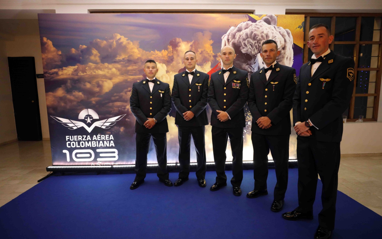 Militares destacados de su Fuerza Aérea Colombiana