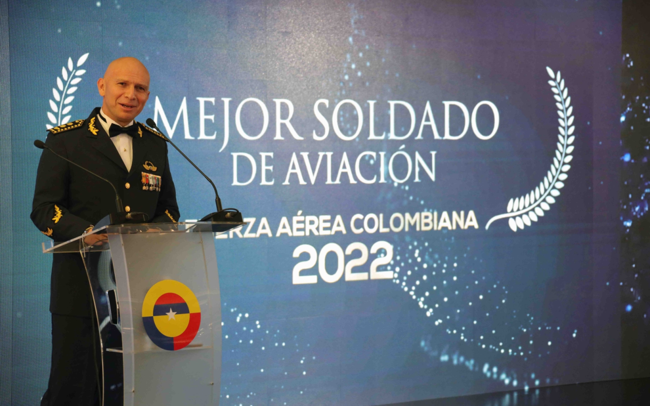 Militares destacados de su Fuerza Aérea Colombiana