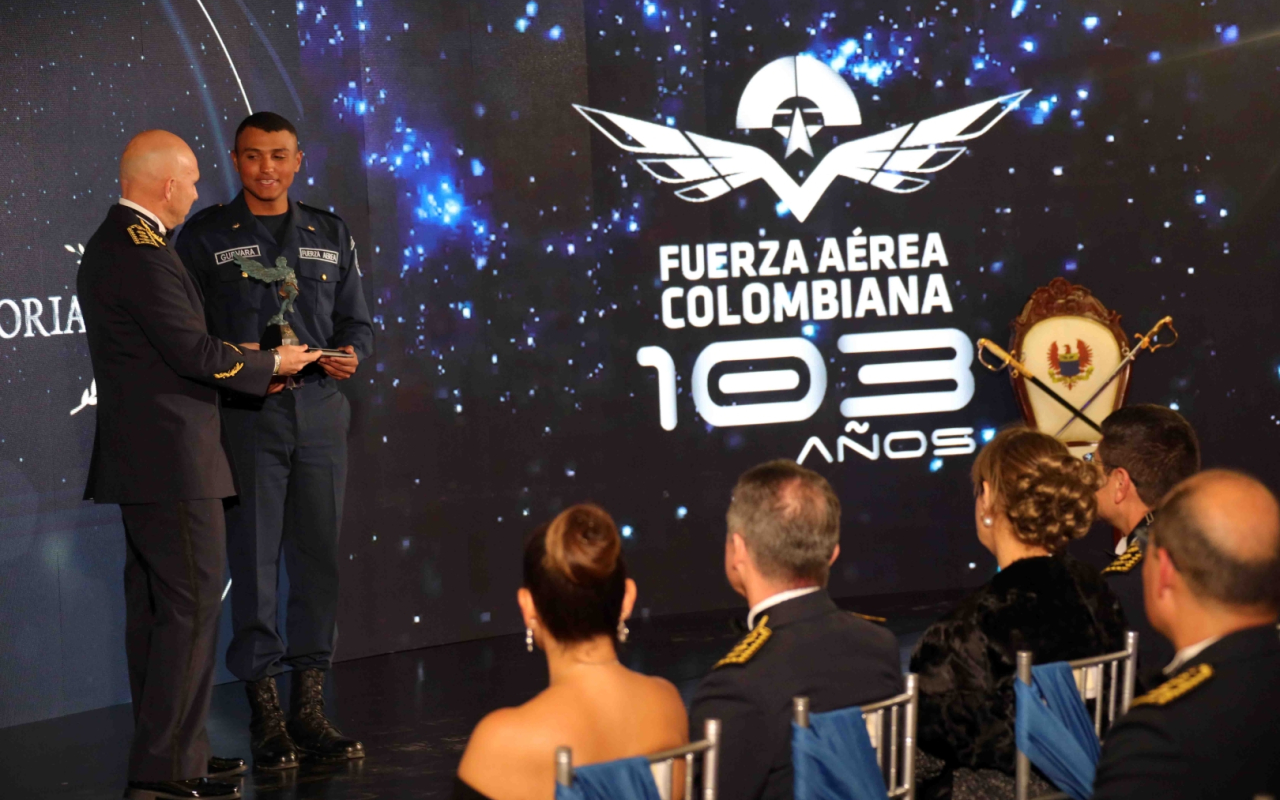 Militares destacados de su Fuerza Aérea Colombiana