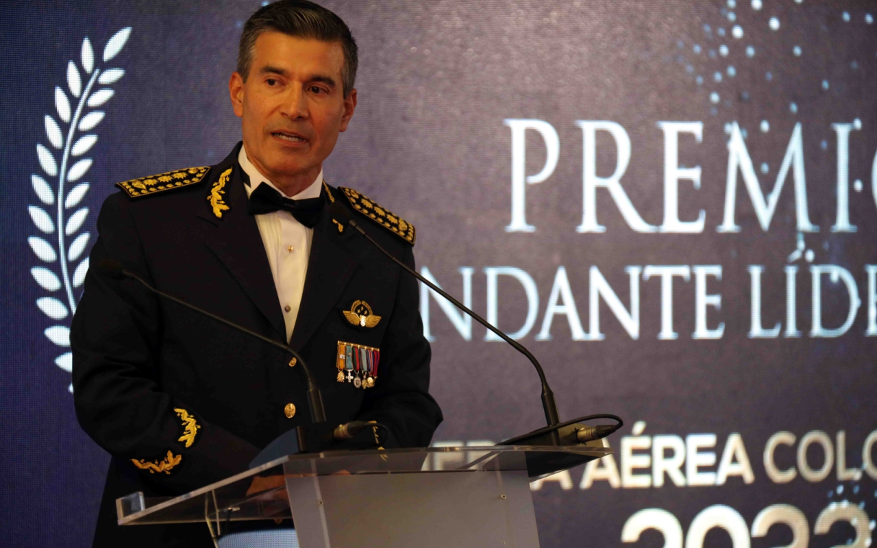 Militares destacados de su Fuerza Aérea Colombiana
