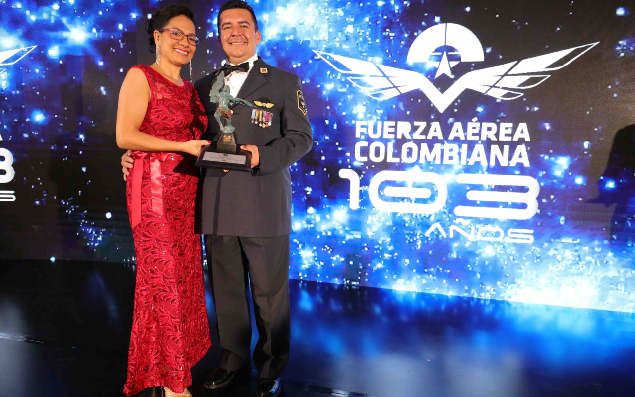 Militares destacados de su Fuerza Aérea Colombiana