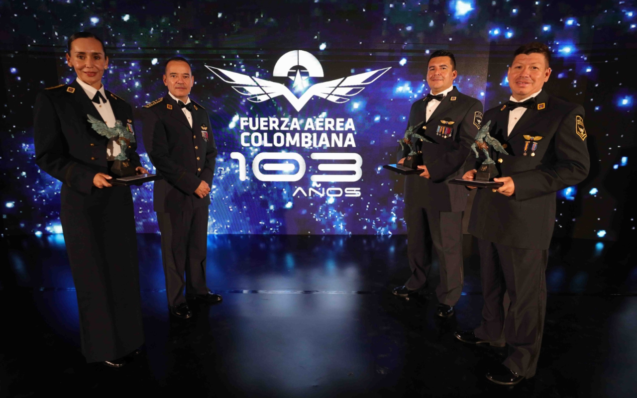 Militares destacados de su Fuerza Aérea Colombiana