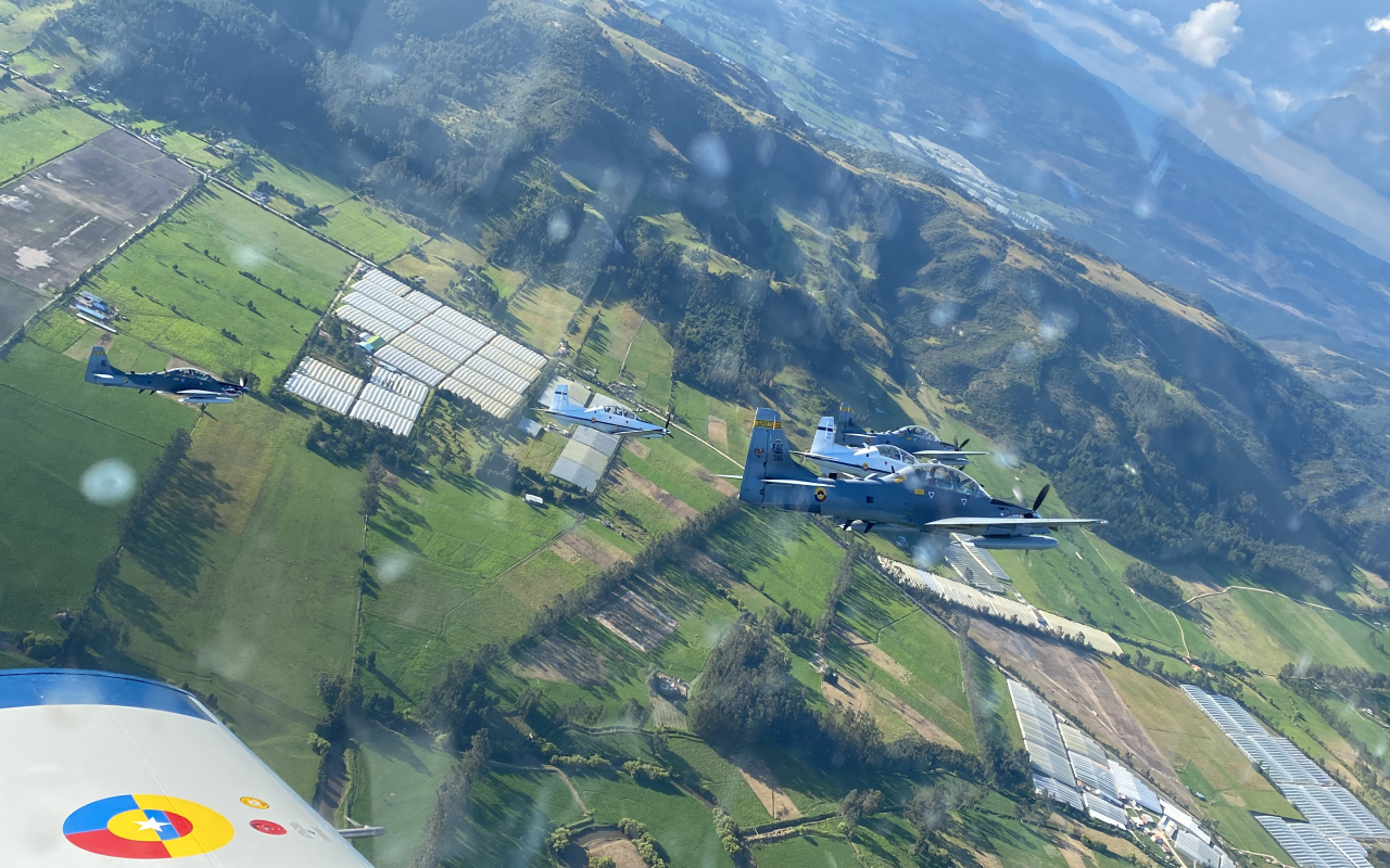 Aeronaves T-6 y A-29 en revista aérea conmemoración 102 años FAC