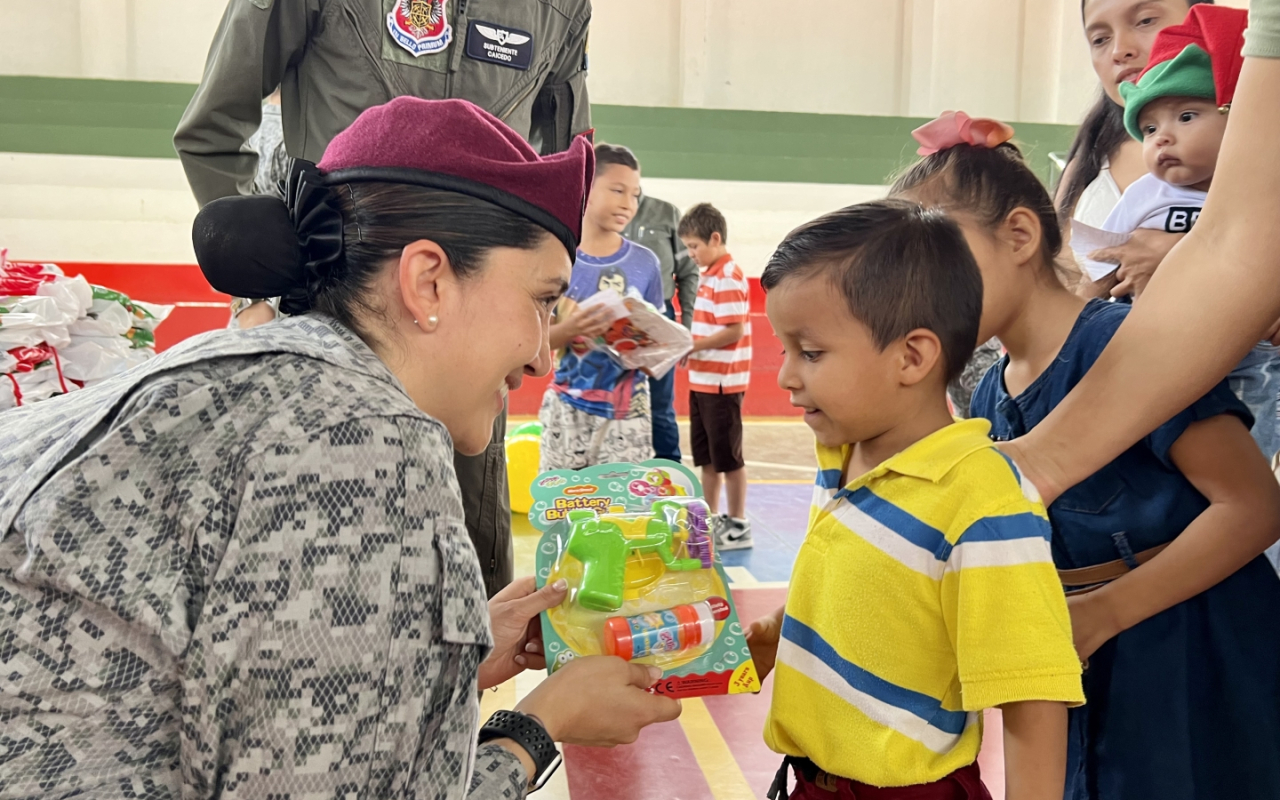 Entrega regalos Fuerza Aérea Colombiana en el territorio nacional. Operación Gratitud 2022