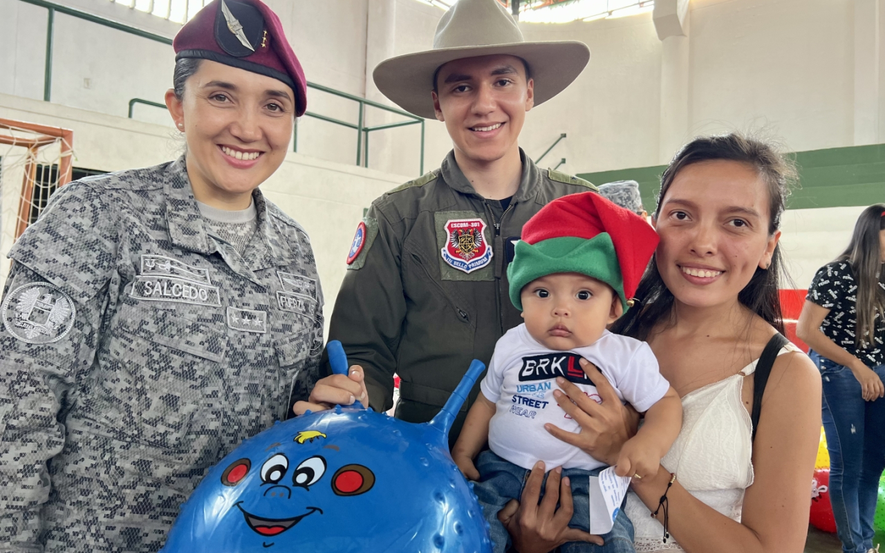 Entrega regalos Fuerza Aérea Colombiana en el territorio nacional. Operación Gratitud 2022