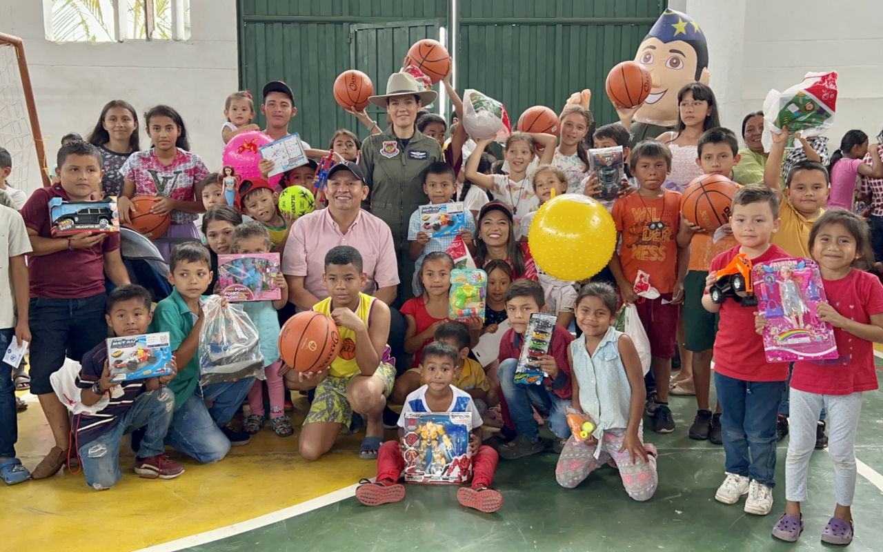 Entrega regalos Fuerza Aérea Colombiana en el territorio nacional. Operación Gratitud 2022