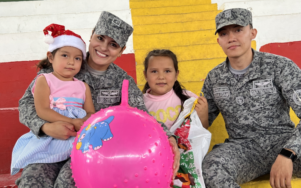 Entrega regalos Fuerza Aérea Colombiana en el territorio nacional. Operación Gratitud 2022