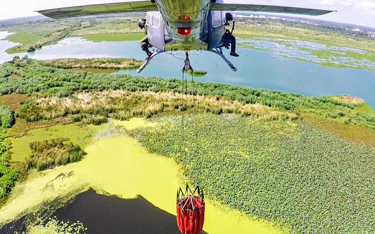 Extinción de incendios con equipo Bambi Bucket