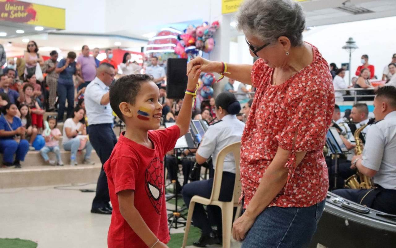 Entrega regalos Fuerza Aérea Colombiana en el territorio nacional. Operación Gratitud 2022
