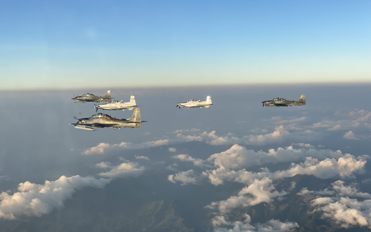 Aeronaves T-6 y A-29 en revista aérea conmemoración 102 años FAC