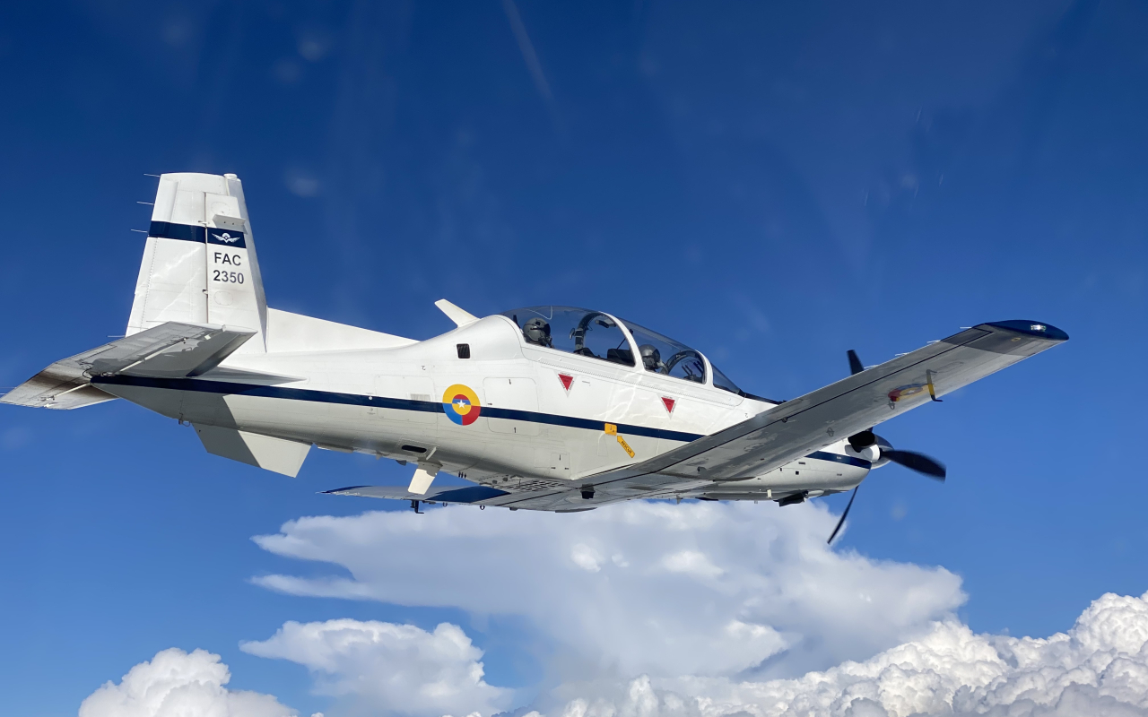Aeronaves T-6 y A-29 en revista aérea conmemoración 102 años FAC
