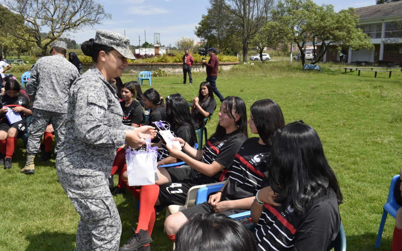 vEntrega regalos Fuerza Aérea Colombiana en el territorio nacional. Operación Gratitud 2022