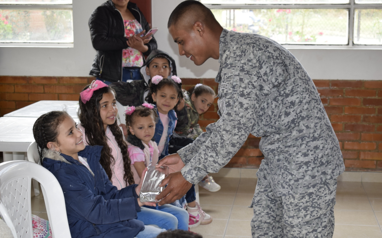 Entrega regalos Fuerza Aérea Colombiana en el territorio nacional. Operación Gratitud 2022