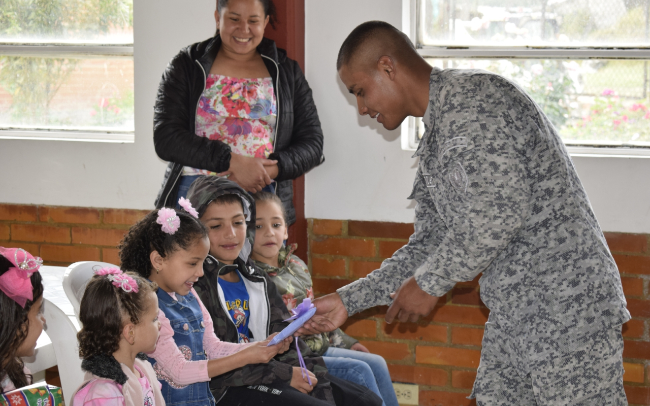 Entrega regalos Fuerza Aérea Colombiana en el territorio nacional. Operación Gratitud 2022