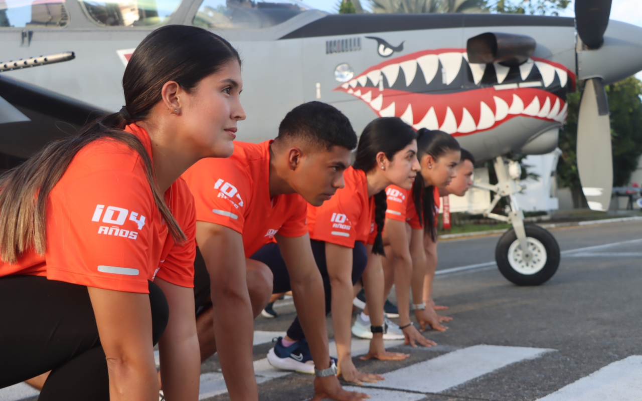 ASÍ VIVIÓ LA CARRERA CORRE COMO EL VIENTO SU FUERZA AEROESPACIAL