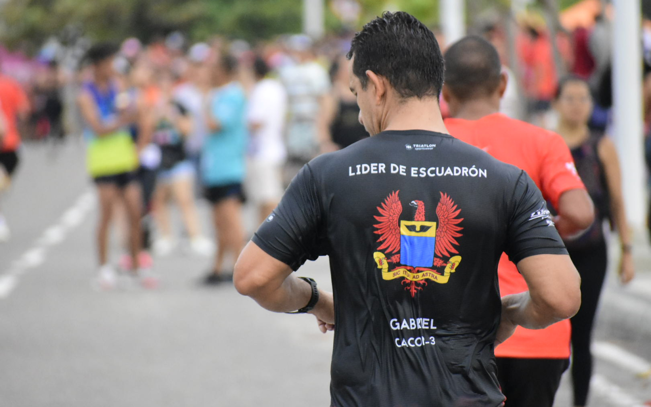 ASÍ VIVIÓ LA CARRERA CORRE COMO EL VIENTO SU FUERZA AEROESPACIAL