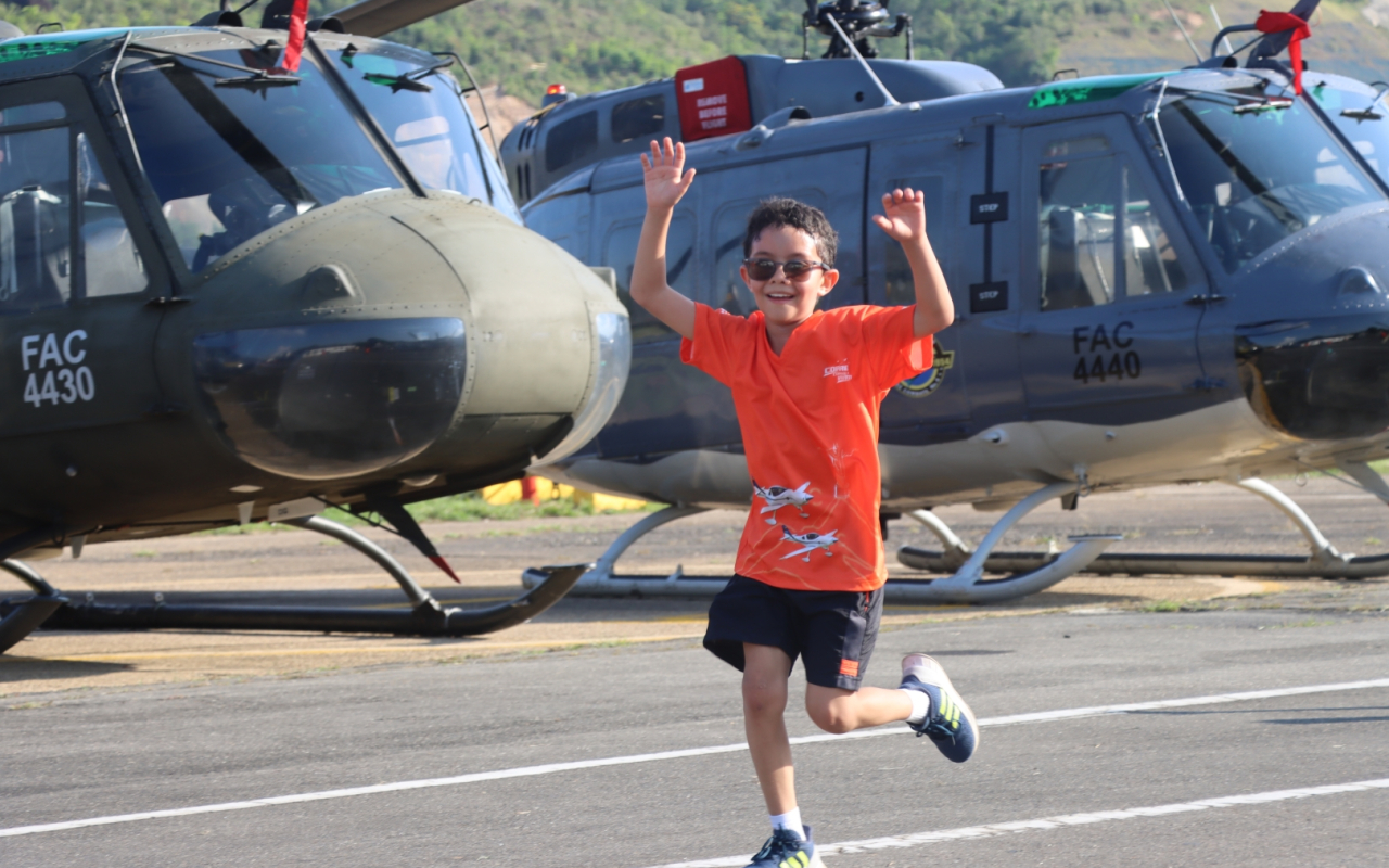 ASÍ VIVIÓ LA CARRERA CORRE COMO EL VIENTO SU FUERZA AEROESPACIAL