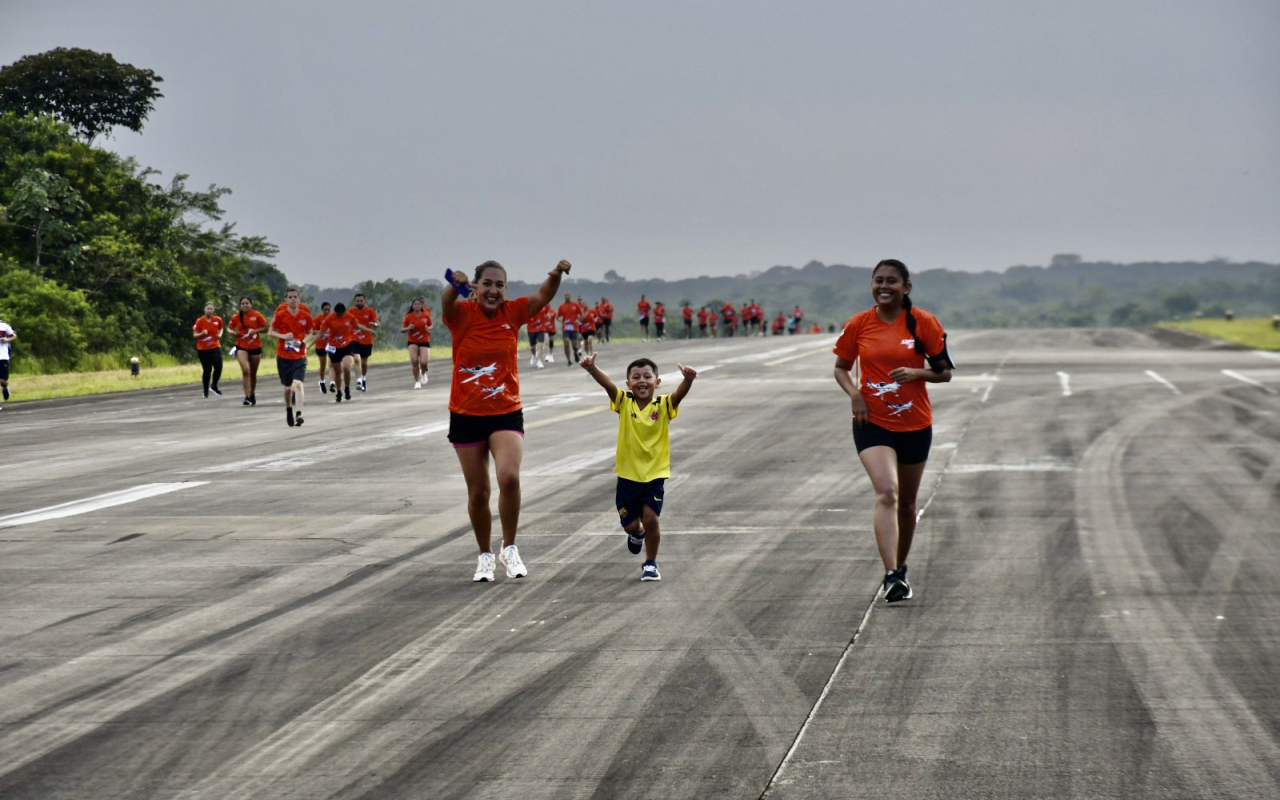 ASÍ VIVIÓ LA CARRERA CORRE COMO EL VIENTO SU FUERZA AEROESPACIAL