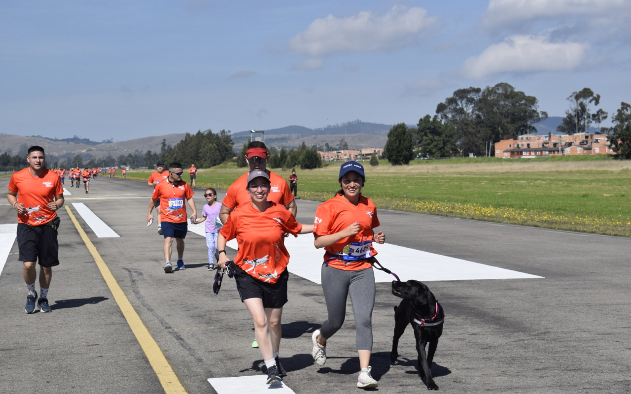 ASÍ VIVIÓ LA CARRERA CORRE COMO EL VIENTO SU FUERZA AEROESPACIAL