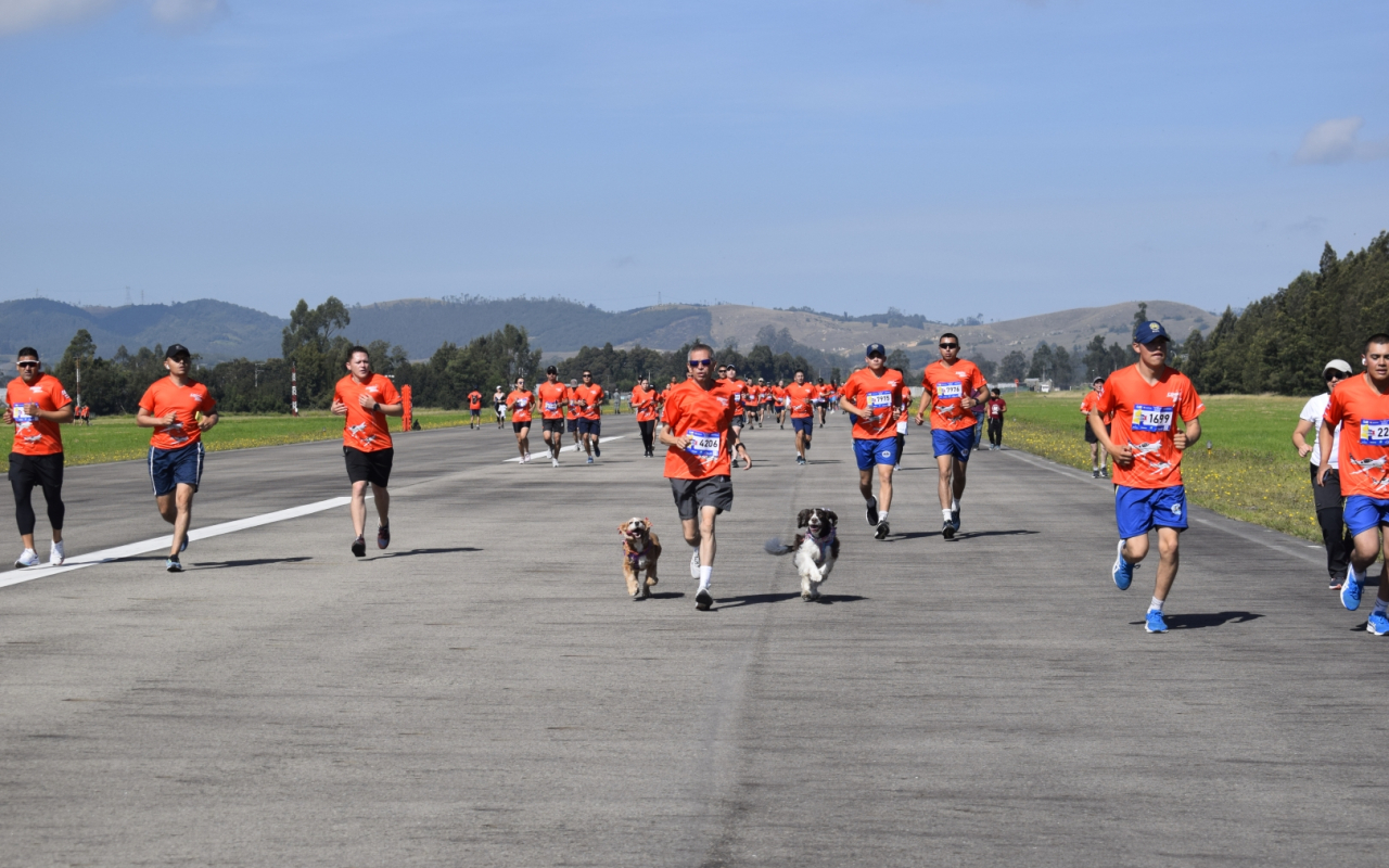 ASÍ VIVIÓ LA CARRERA CORRE COMO EL VIENTO SU FUERZA AEROESPACIAL