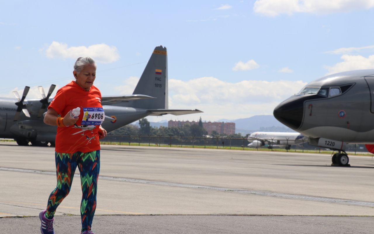 ASÍ VIVIÓ LA CARRERA CORRE COMO EL VIENTO SU FUERZA AEROESPACIAL