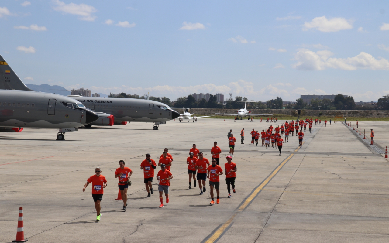 ASÍ VIVIÓ LA CARRERA CORRE COMO EL VIENTO SU FUERZA AEROESPACIAL