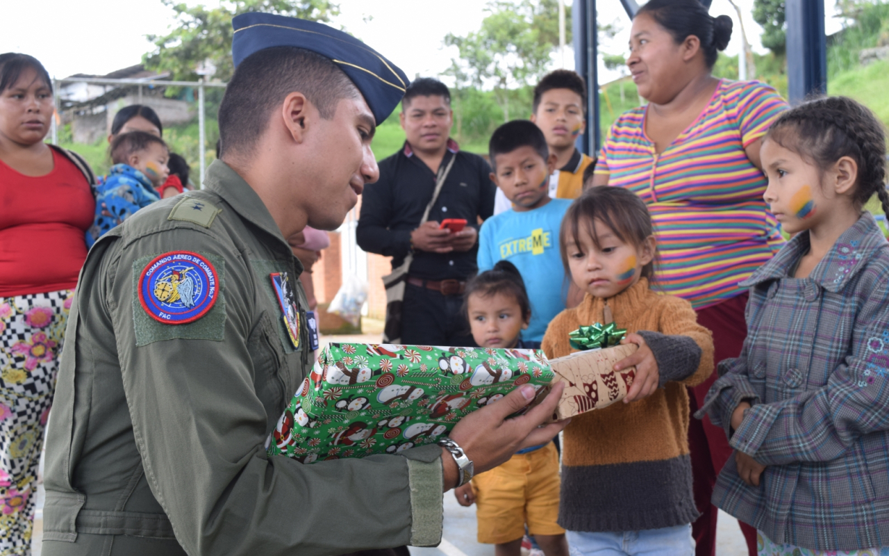 Entrega regalos Fuerza Aérea Colombiana en el territorio nacional. Operación Gratitud 2022