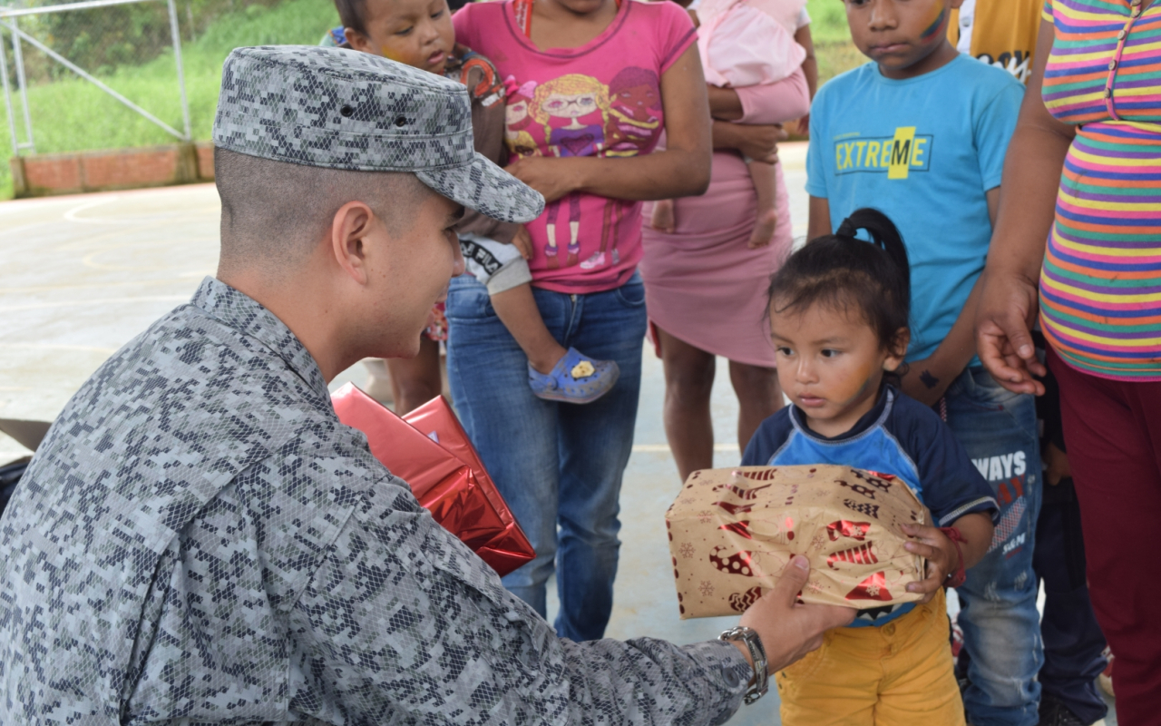 Entrega regalos Fuerza Aérea Colombiana en el territorio nacional. Operación Gratitud 2022