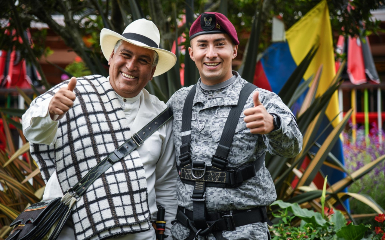 VIBRAMOS CON EL TRICOLOR COLOMBIANO