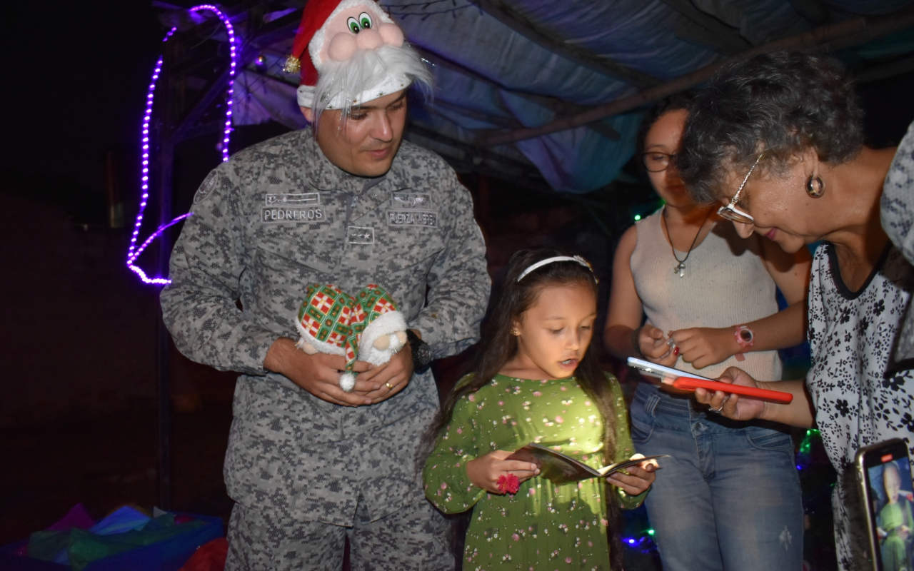 Entrega regalos Fuerza Aérea Colombiana en el territorio nacional. Operación Gratitud 2022