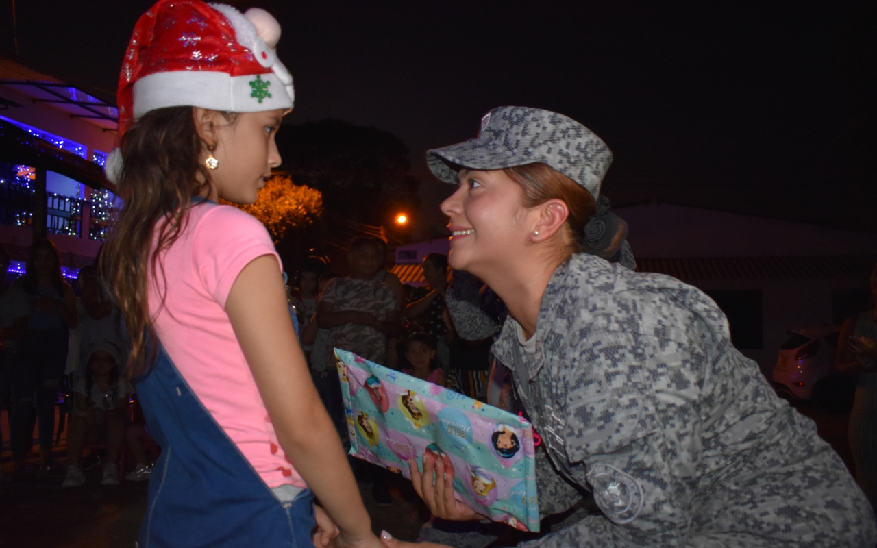 Entrega regalos Fuerza Aérea Colombiana en el territorio nacional. Operación Gratitud 2022