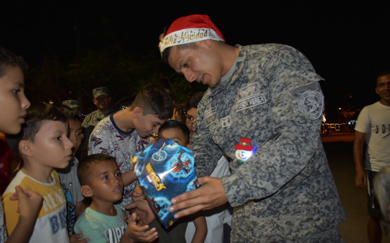 Entrega regalos Fuerza Aérea Colombiana en el territorio nacional. Operación Gratitud 2022