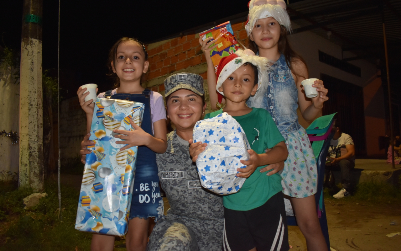 Entrega regalos Fuerza Aérea Colombiana en el territorio nacional. Operación Gratitud 2022