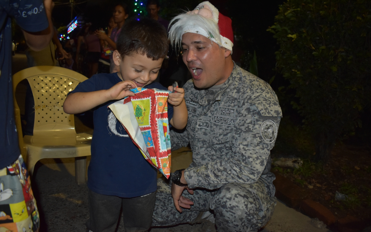 Entrega regalos Fuerza Aérea Colombiana en el territorio nacional. Operación Gratitud 2022