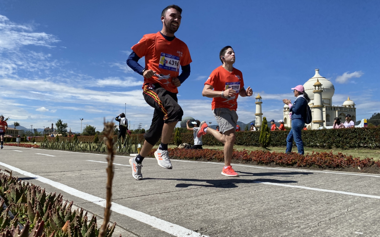 ASÍ VIVIÓ LA CARRERA CORRE COMO EL VIENTO SU FUERZA AEROESPACIAL