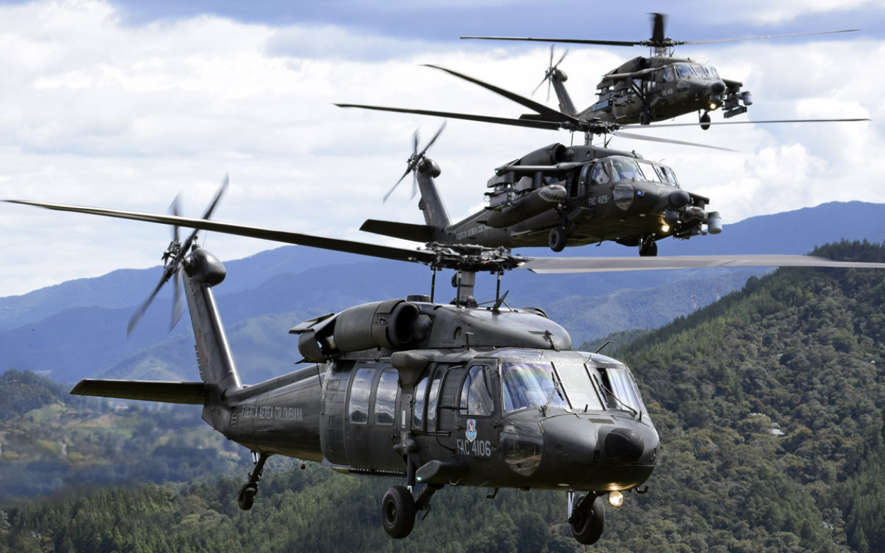 Helicópteros UH-60 Arpía y Ángel en formación