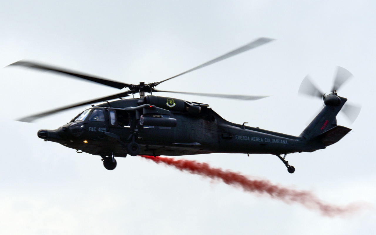 Equipo Acrobático Arpía 51 durante demostración en Feria Aeronáutica Internacional