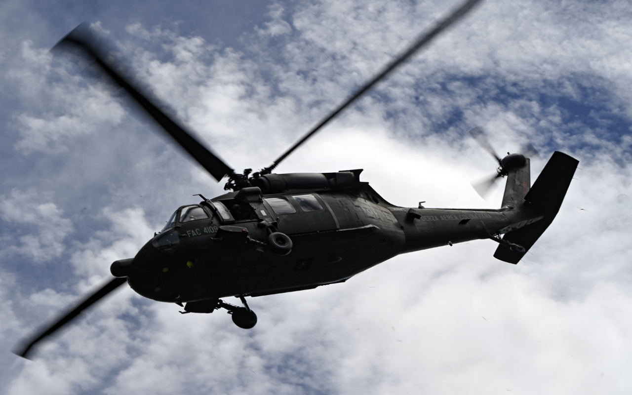 UH-60 Ángel en apoyo en la búsqueda y rescate de tropas en tierra