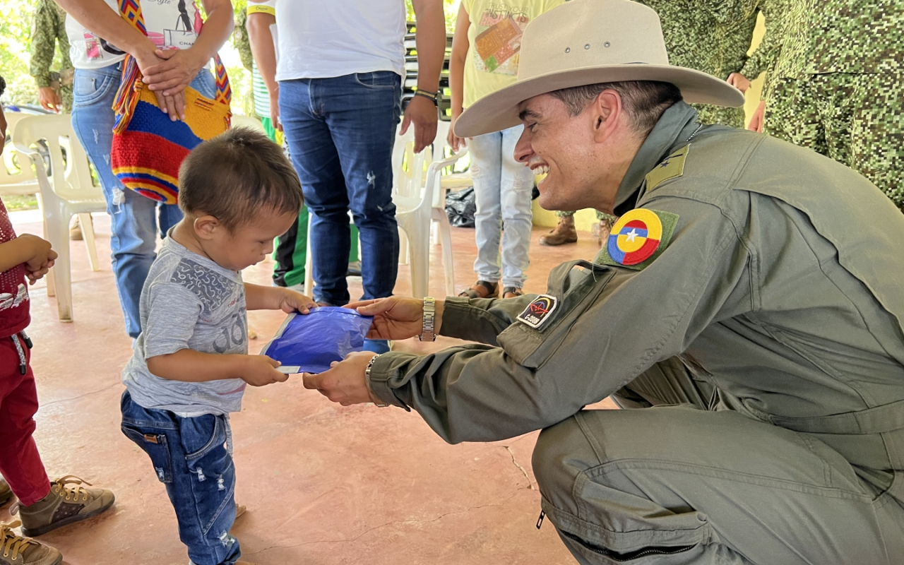Entrega regalos Fuerza Aérea Colombiana en el territorio nacional. Operación Gratitud 2022