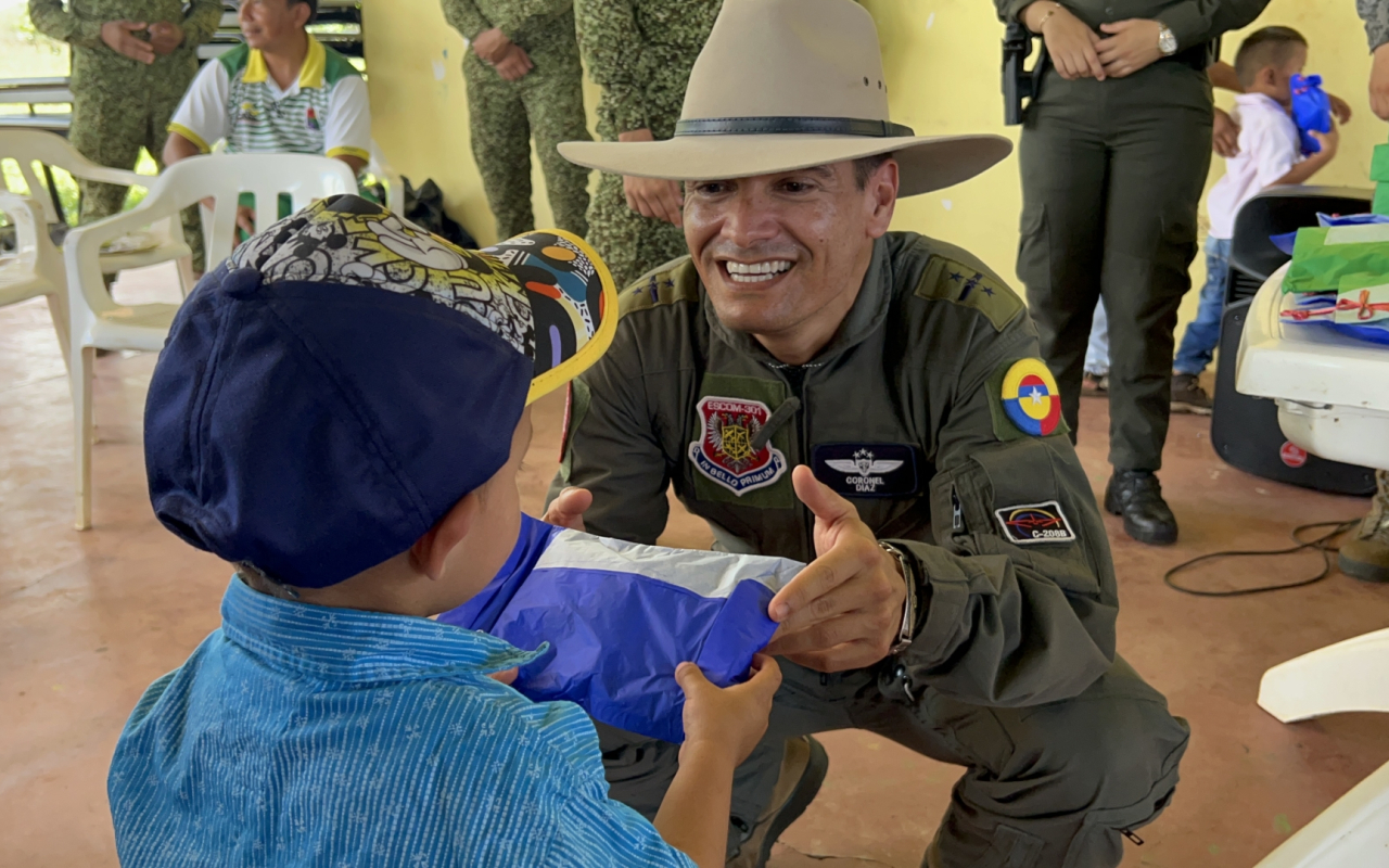 Entrega regalos Fuerza Aérea Colombiana en el territorio nacional. Operación Gratitud 2022