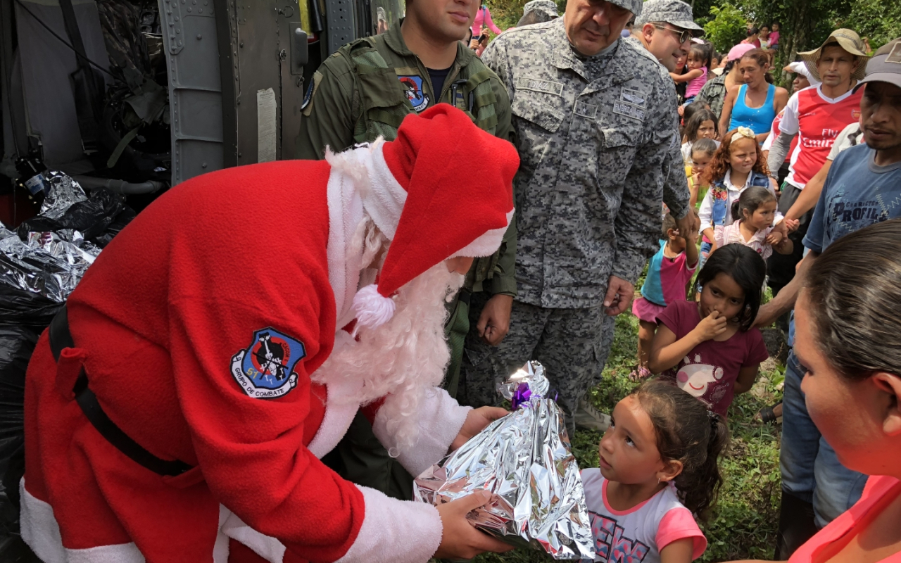 Entrega regalos Fuerza Aérea Colombiana en el territorio nacional. Operación Gratitud 2022