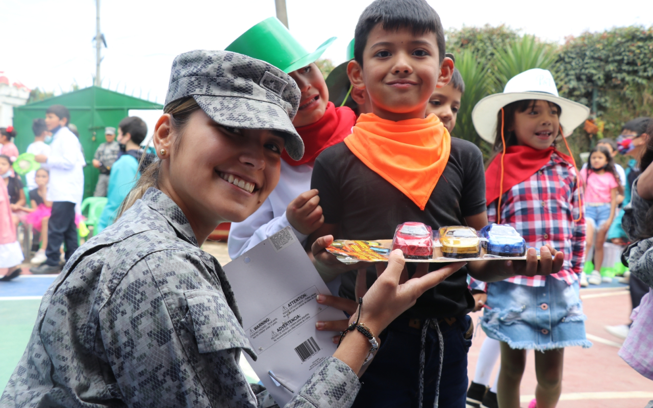 Entrega regalos Fuerza Aérea Colombiana en el territorio nacional. Operación Gratitud 2022