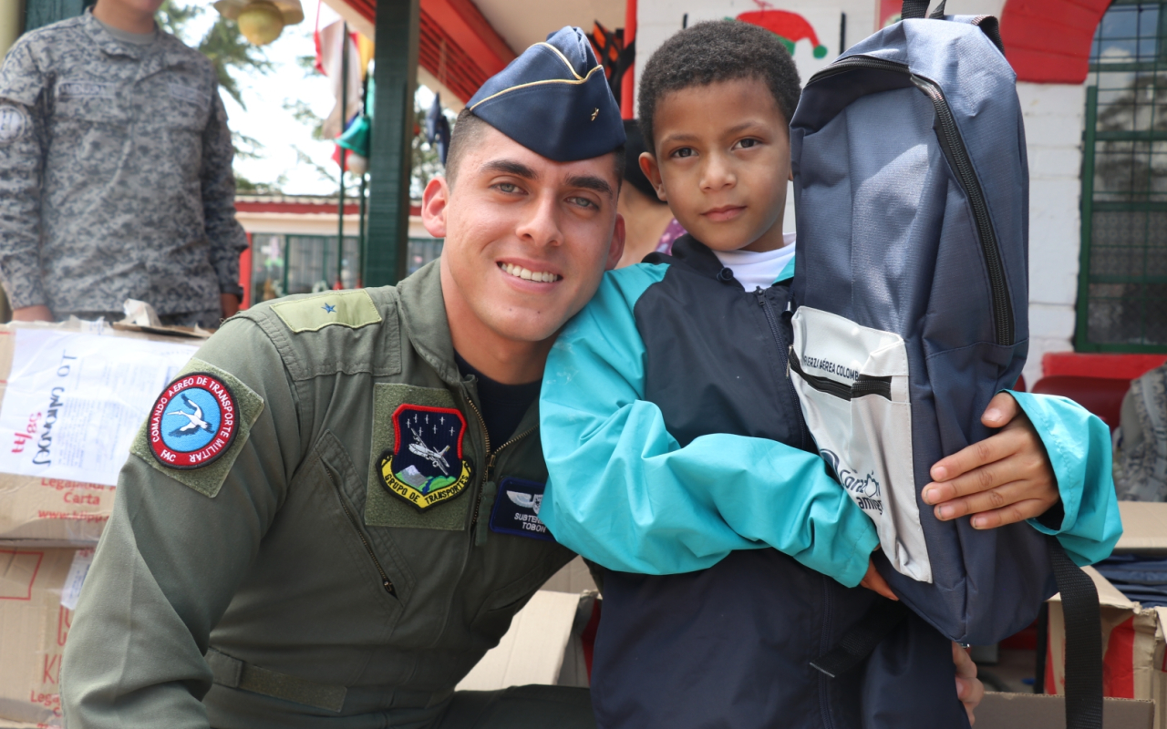 Entrega regalos Fuerza Aérea Colombiana en el territorio nacional. Operación Gratitud 2022