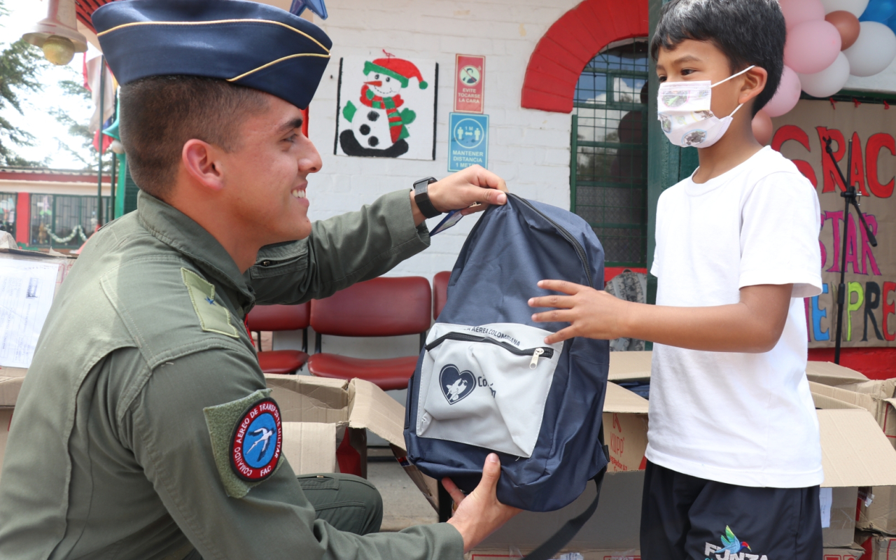 Entrega regalos Fuerza Aérea Colombiana en el territorio nacional. Operación Gratitud 2022