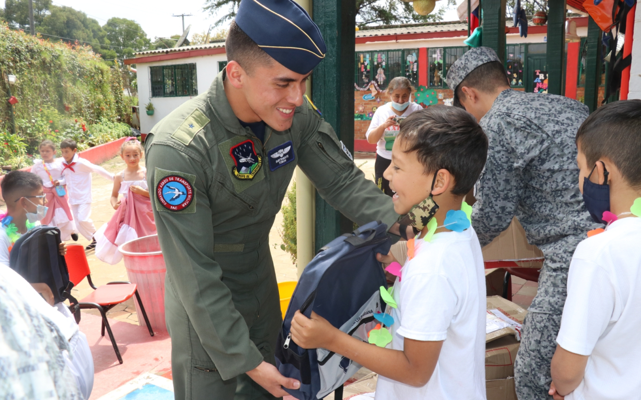 Entrega regalos Fuerza Aérea Colombiana en el territorio nacional. Operación Gratitud 2022