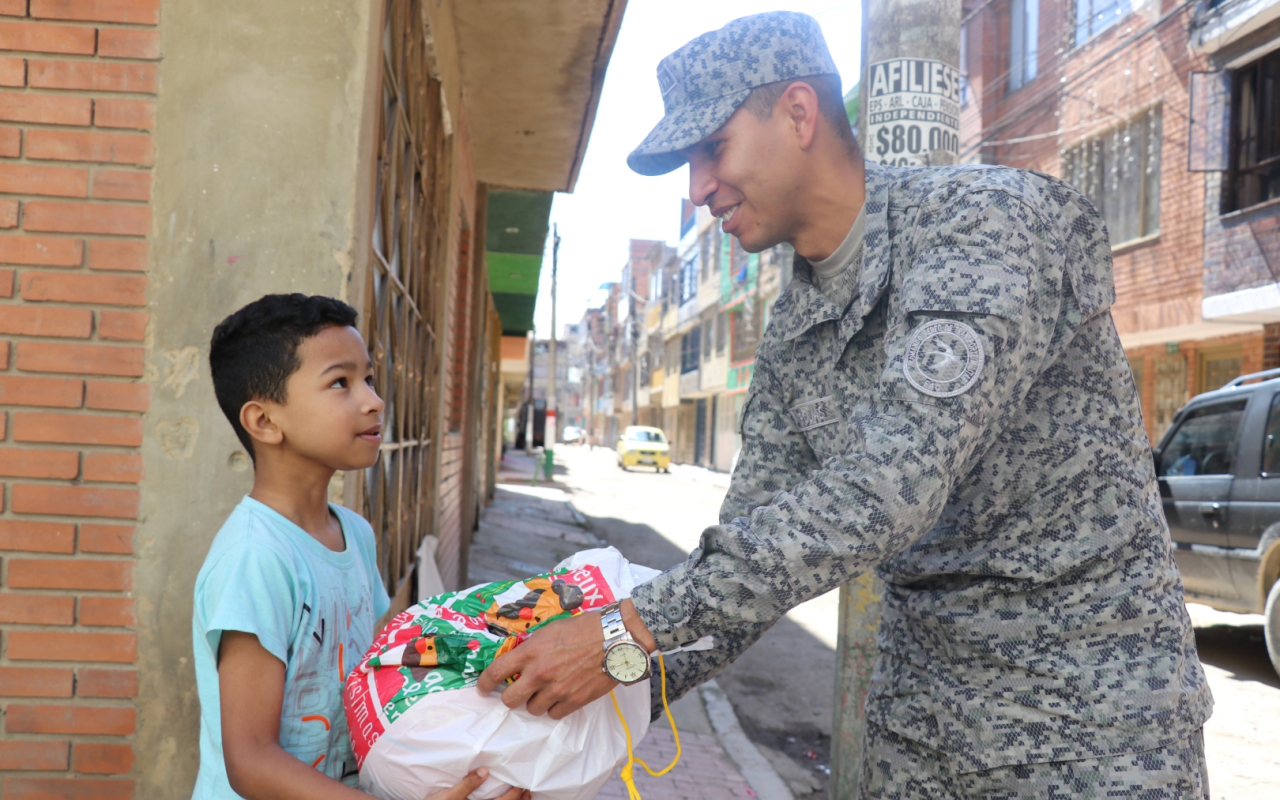 Entrega regalos Fuerza Aérea Colombiana en el territorio nacional. Operación Gratitud 2022